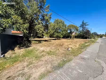 terrain 625m2 á marsat