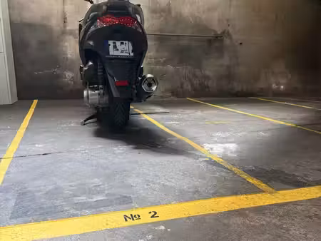 place de parking moto / scooter