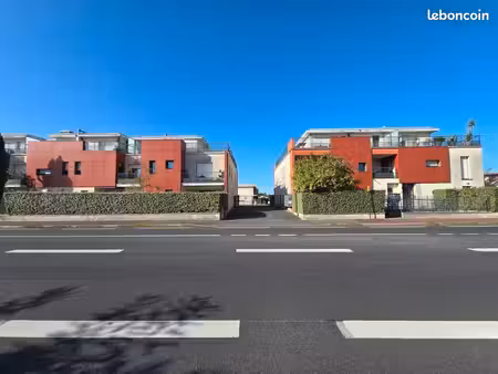 t2 meublé avec balcon et parking sous-terrain dans résidence calme et sécurisée