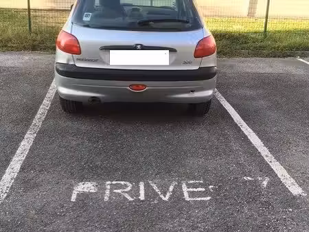 place de parking extérieure