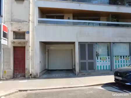 box fermé avec électricité – paris 15e – convention / georges brassens