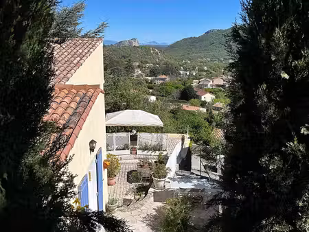exclu  proche forcalquier  belle maison de village de 126 m² avec terrasses  jardin et cou
