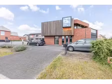 modern kantoorgebouw met verhuurd appartement op uitstekende zichtlocatie in belsele