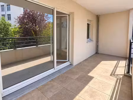 appartement avec 2 balcons à proximité de l’hôpital central
