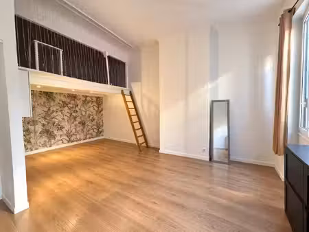 studio avec mezzanine fraichement rénové
