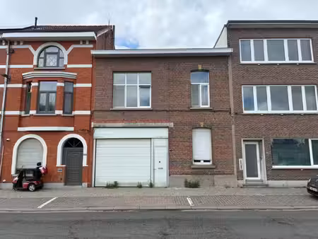 te renoveren woning met magazijn en inrijpoort