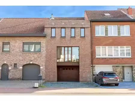 karaktervolle architectenwoning (epc b) met 3 slpks  garage en tuin te lot