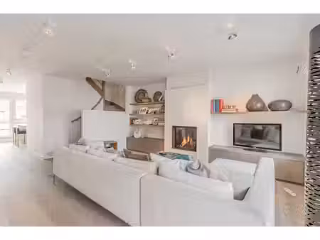 uitzonderlijk ruim en modern gemeubelde triplex met zonneterras