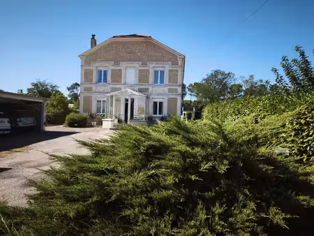 belle maison de caractère avec maison d’amis indépendante  piscine et jardin