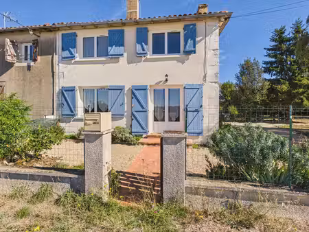charmante maison de village de 3 chambres à nanteuil-en-vallée
