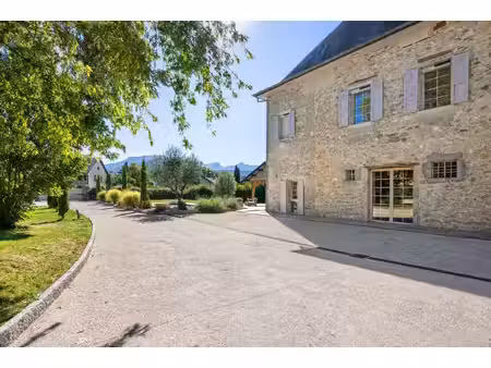 la ravoire centre - ancienne ferme entièrement rénové de 362m2 - terrain 1736m2 - piscine.