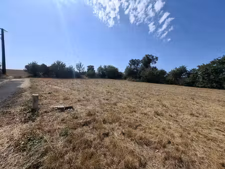 terrain constructible avec raccordements à l’eau  à l’électricité et au tout-à-l’égout.