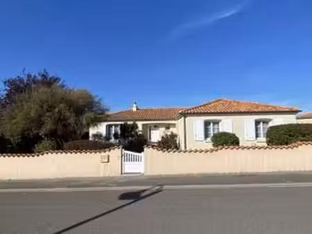 vente maison à brem-sur-mer (85470) : à vendre / 148m² brem-sur-mer