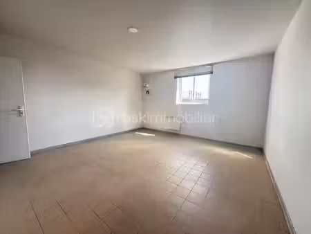 location locaux professionnels 1 pièce 21 m² à villabé (91100)  750 €