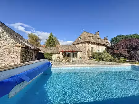 magnifique propriété en pierre au calme avec gîte  dépendance  garage et piscine