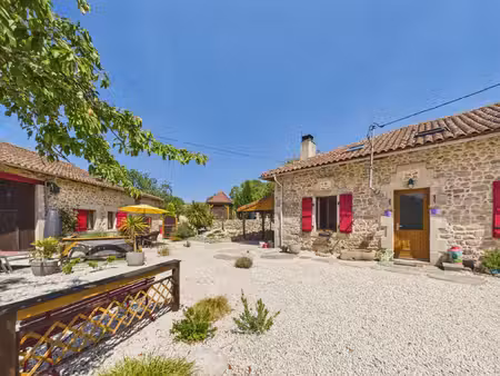 charmante propriété avec deux maisons  grange et piscine chauffée