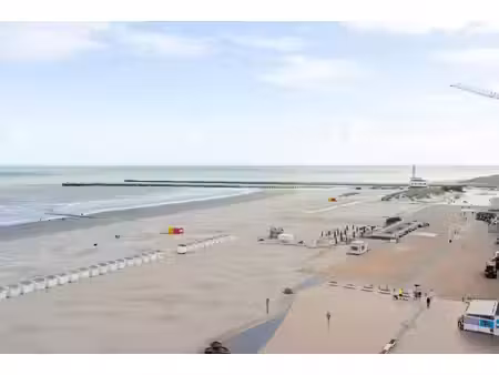 prachtig gerenoveerd appartement met frontaal zeezicht