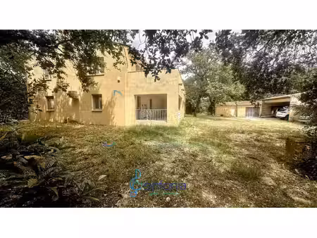 une maison deux logements - une dépendance - un hangar
