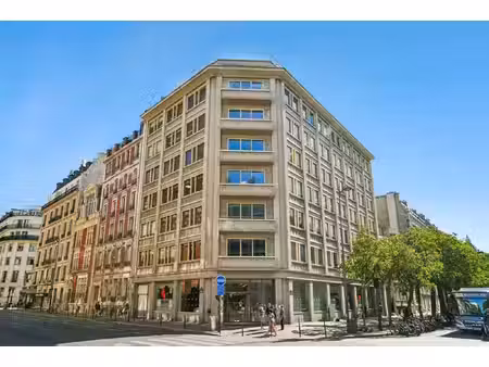 location local professionnel 750m²
