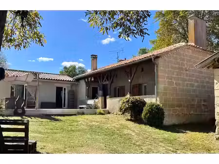 un charme fou pour cette maison typique de la région en pierre de tuffe