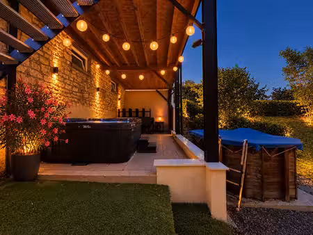 rare à besançon : maison années 50 rénovée à neuf  3 ch et un bureau  piscine & jacuzzi