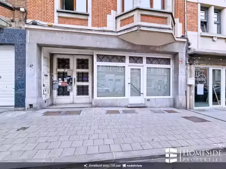 commerce de +/-85m² - bon etat - pas de charges communes !!