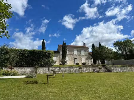 ancien presbytere à 5 km de ruffec