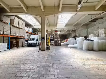 entrepôt avec bureaux et quai de chargement