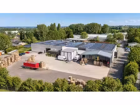 entrepôt avec auvent  espaces extérieurs +panneaux solaires