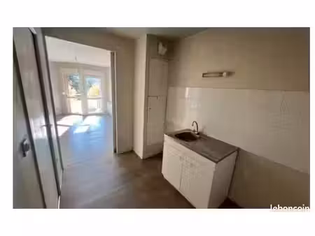 t2 meublé 39 m² + balcon + garage fermé – cournon-d’auvergne