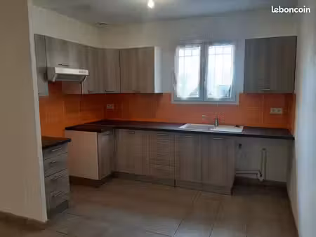 maison t4 de 90 m² avec garage  2 terrasses et jardin clos à flassans sur issole