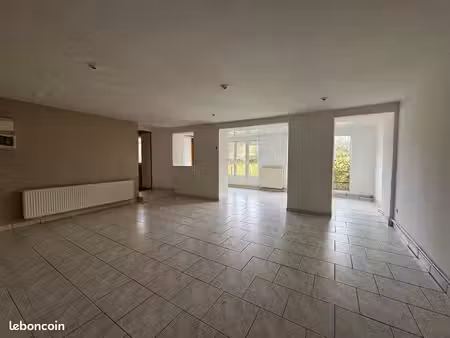 appartement t3 de 78 43 m² situé en rez-de-chaussée avec cour privative