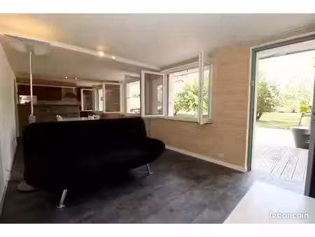 studio meublé 47 m² – terrasse privative  parking et internet – proche angers