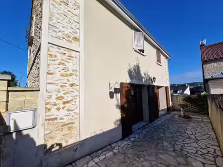 a louer en bail meublé - maison ancienne en très bon état -