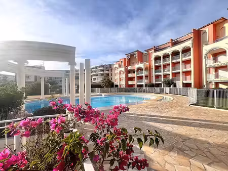cap d'agde - rochelongue - appartement rez-de-jardin en première ligne mer avec piscine...