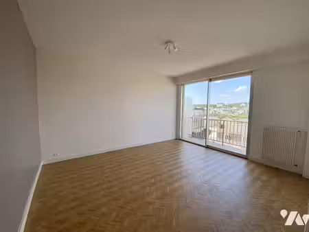 69 boulevard béranger  appartement de deux pièces avec cave et parking