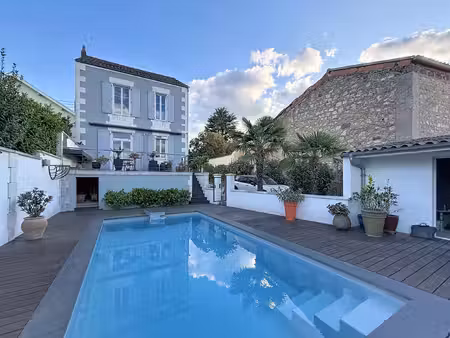 angouleme quartier prisé : maison de ville rénovée avec pisc