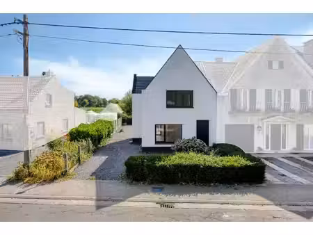 volledig gerenoveerde halfopen woning in hartje ertvelde