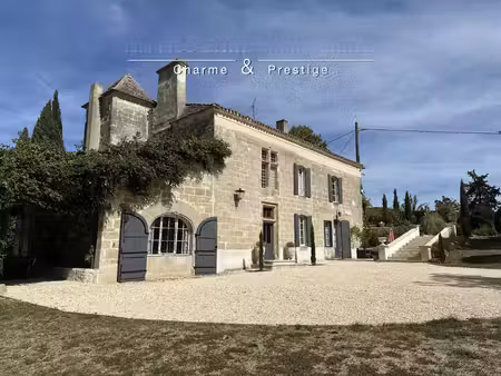remarquable maison forte rénovée  piscine