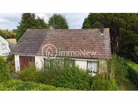 une maison sur les hauteurs de jullouville avec un terrain d