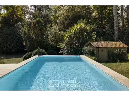maison contemporaine d'architecte avec piscine et parc traversé par un ruisseau