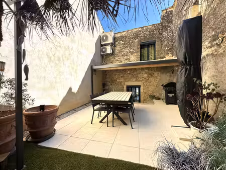 4 km d'uzès. maison de village restaurée de 100 m². 3 ch. garage. atelier. cour 35 m².