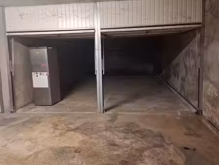 grand garage fermé 50 m²