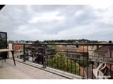saint fons - centre : t3 dernier étage rénové et meublé de 65 m² avec terrasse et grand ga