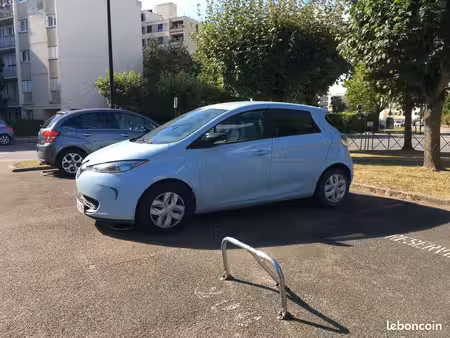 sqy centre - parking extérieur - proche gare et commerces