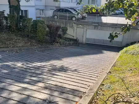 nogent sur oise l’emplacement du parking pour la voiture de location est bien situé et pra