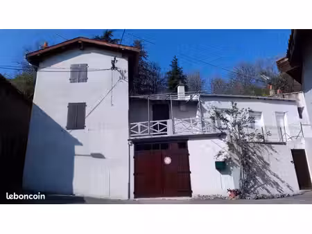 location maison de village