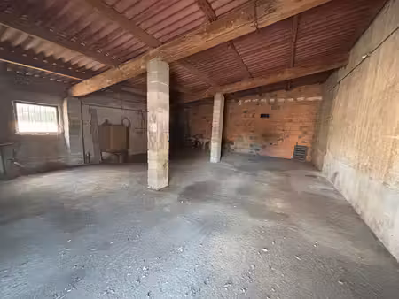 grand hangar à usage de stockage