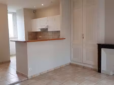 appartement t2 traversant de 41 m² - centre village de pontcharra-sur-turdine