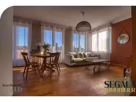 maison lumineuse avec trois chambres  terrasse et grand gara
